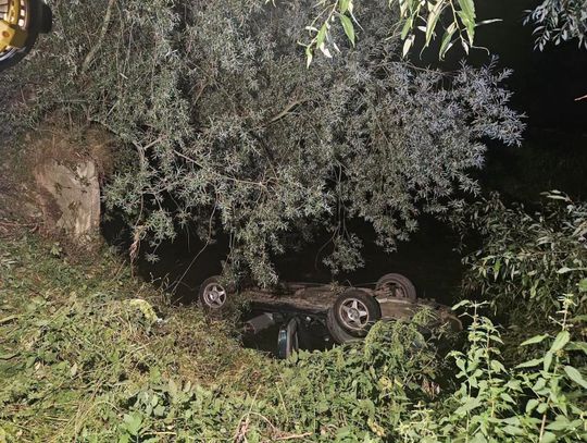 Dachowanie w Białym Dunajcu. Samochód spadł ze stromej skarpy, dwie osoby ranne