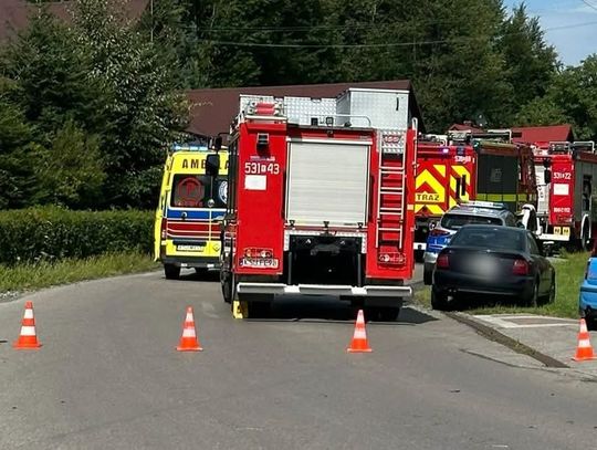 Poważny wypadek w Żarnówce. Czołowe zderzenie osobówek, LPR zabrał kobietę