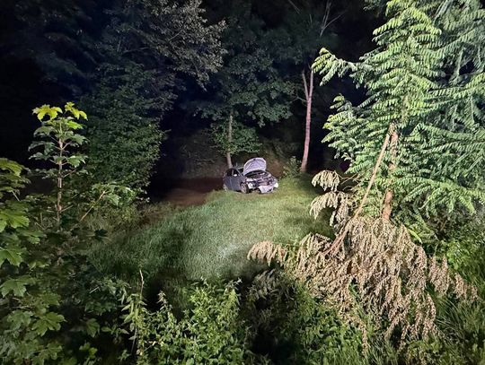 Volkswagen stoczył się ze wzniesienia i uderzył w Toyotę. Jedna osoba ranna