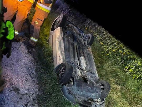 Groźne dachowanie w Jabłonce. Samochód wypadł do przydrożnego rowu