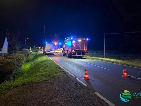 Zderzenie trzech samochodów na DW980 w powiecie tarnowskim. Dwie osoby trafiły do szpitala