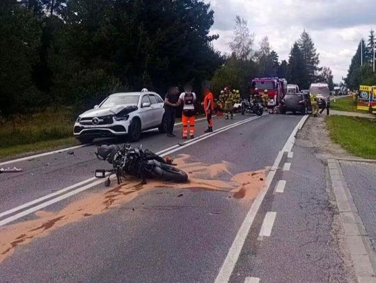 Zderzenie dwóch motocyklistów z autem. Droga w Harklowej była zablokowana