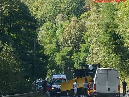Zderzenie karetki z ciężarówką w Czchowie. Trzy osoby poszkodowane