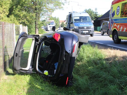 Grojec. Kierowca zasłabł za kierownicą i wjechał do rowu