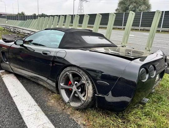 Kolizja na autostradzie A4 w Krakowie. Samochód uderzył w bariery