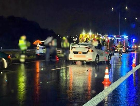 Zderzenie trzech samochodów na trasie S52 w Szczyglicach. Na drogach jest ślisko