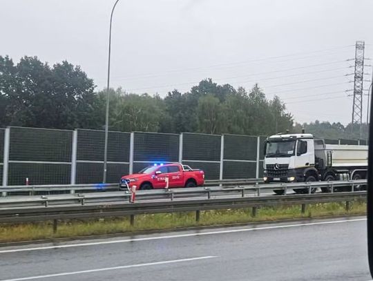 Ciężarówka uderzyła w ekrany akustyczne na A4 w Krakowie. Utrudnienia w stronę Nowej Huty