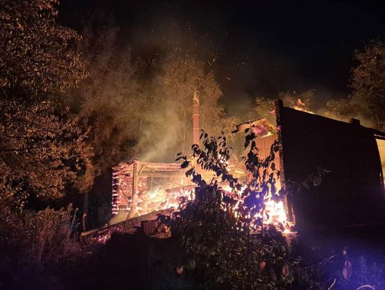 Nocny pożar drewnianego domu w Sukmaniu. Jedna osoba poszkodowana