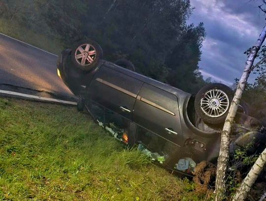 Dachowanie samochodu w Hutkach. Jedna osoba została poszkodowana