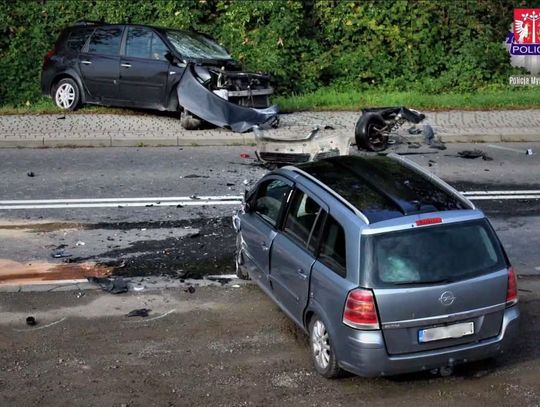 Czołowe zderzenie w Dziekanowicach. Dwie osoby trafiły do szpitala