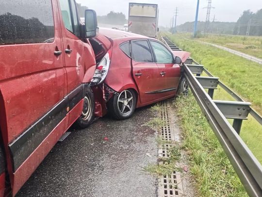Zderzenie trzech pojazdów na A4. Dwie osoby trafiły do szpitala