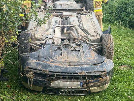 Kończyska: Audi spadło ze zbocza. Kierowca miał ponad promil alkoholu