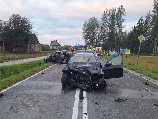 Zderzenie dwóch aut na DW982 w Borkach. Dwie osoby trafiły do szpitala