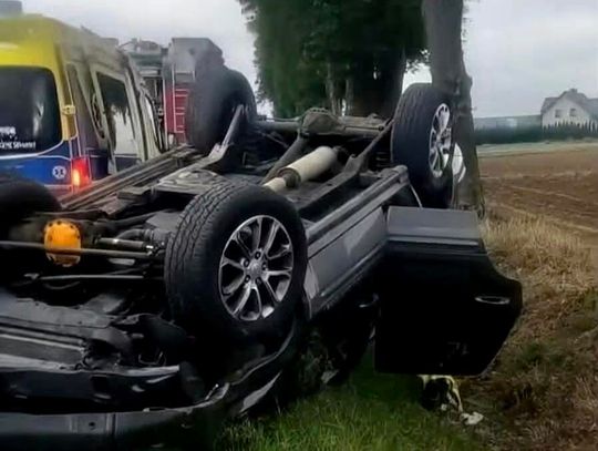 Poważny wypadek pod Miechowem. Auto dachowało, lądował LPR