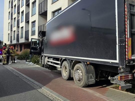 Groźny wypadek na ul. Klimeckiego w Krakowie. Ciężarówka wjechała w budynek