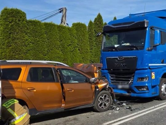 Poważny wypadek w Jurkowie. Zderzenie czołowe z ciężarówką, lądował śmigłowiec LPR