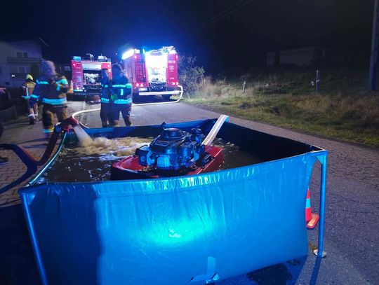 Pożar beli siana w Banicy. Na miejscu działało kilka zastępów straży pożarnej