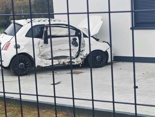 Zderzenie dwóch aut w Czechówce. Samochód rozbił się na elewacji domu