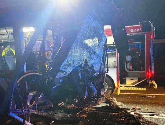 Czołowe zderzenie z udziałem autobusu MPK na DK94 w Jerzmanowicach. Są ranni