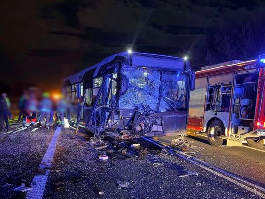 Czołowe zderzenie z udziałem autobusu MPK na DK94 w Jerzmanowicach. Są ranni