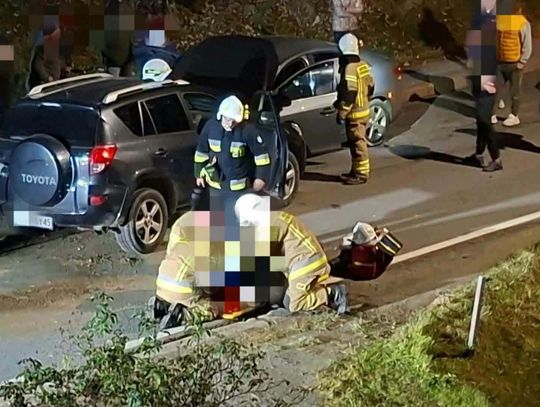 Wypadek w Podsarniu. Czołowe zderzenie dwóch samochodów, jedna osoba ranna
