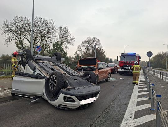Dachowanie Renault w Łukanowicach. Trzy osoby trafiły do szpitala